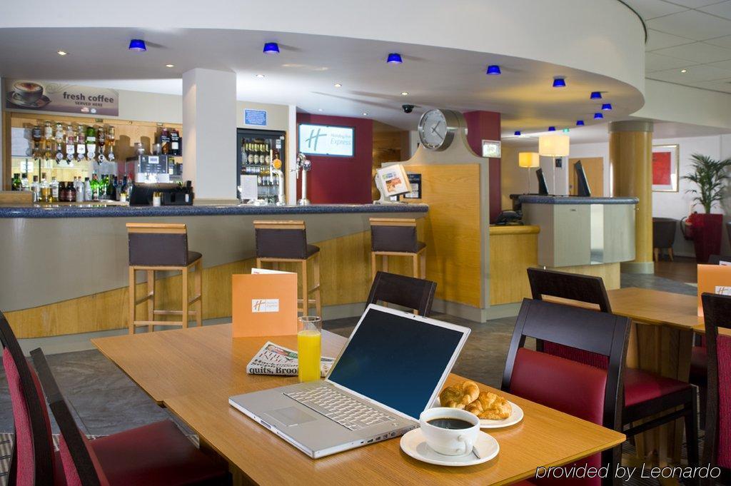Holiday Inn Express Bath By Ihg Restaurant foto
