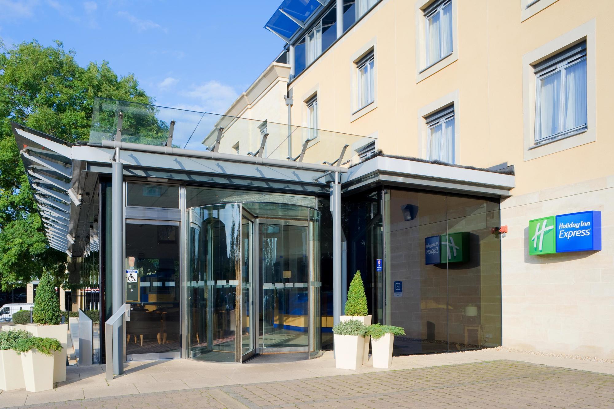 Holiday Inn Express Bath By Ihg Exterior foto